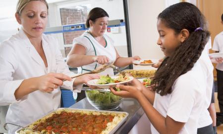 Passage au self dans une cantine