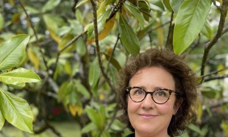 Florence Carbonnel présentant une de ses bouteilles