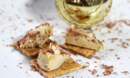 Crackers avec foie gras mi-cuit, pommes et chocolat rapé