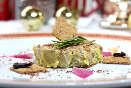 Foie gras mi-cuit, crackers et ail noir du tarn