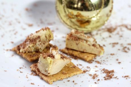 Crackers avec foie gras mi-cuit, pommes et chocolat rapé