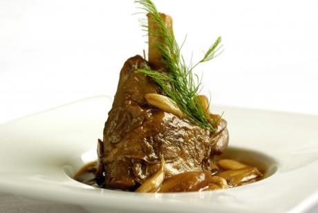Souris d'agneau braisé a l'ail rose de lautrec