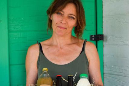 Femme portant un panier rempli de produits