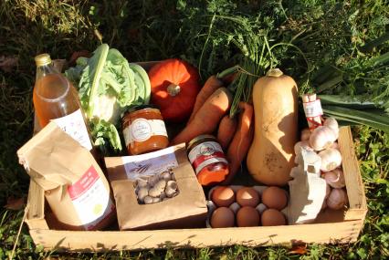 Panier de légumes et produits locaux