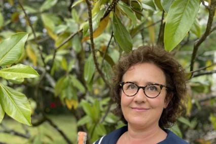 Florence Carbonnel présentant une de ses bouteilles